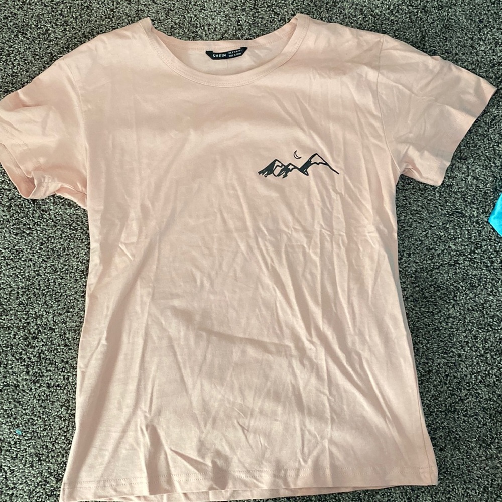 Light pink tshirt with mountains and moon
